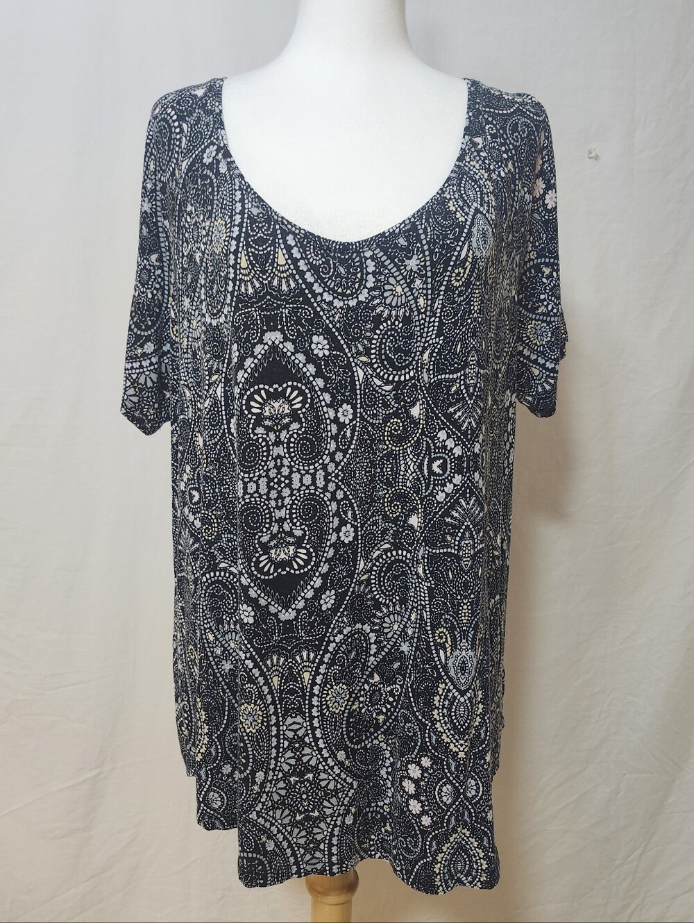Artisan Ny Navy and White Paisley Scoop Neck Short Sleeve Top